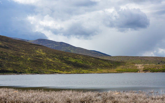 峽谷中的青山綠水
