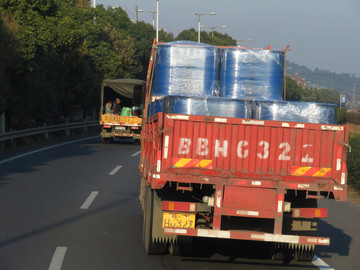 公路上行駛的卡車