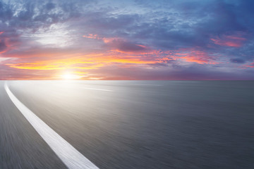 高速公路和天空云彩