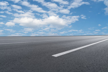 高速公路和藍天白云