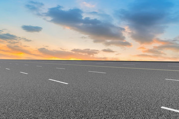 道路地面和天空云彩