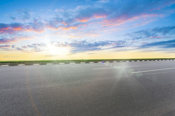 道路路面和天空云彩