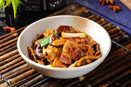 牛頭菌炒回鍋肉