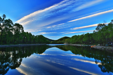 森林湖泊彩云風(fēng)景