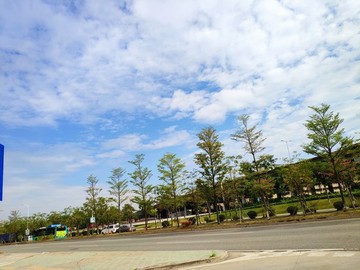 高速公路藍(lán)天白云