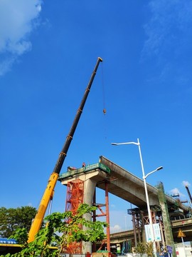地鐵吊機(jī)施工
