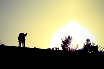 夕陽樹美女剪影