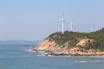 海岸線邊的風(fēng)力發(fā)電站
