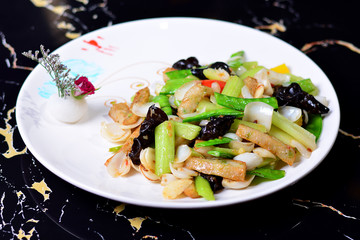 荷蘭豆炒魚(yú)餅