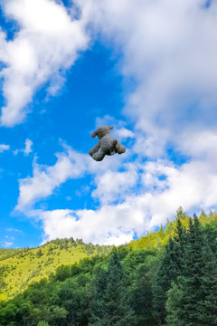 天空中飛翔的玩偶羊