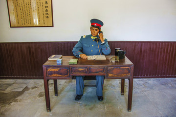 大帥府承啟處警衛(wèi)員打電話塑像
