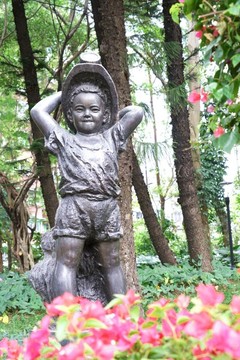 戴帽子的小男孩雕像