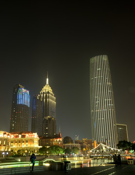 津?yàn)硰V場(chǎng)夜景