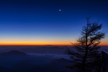 山巔黎明