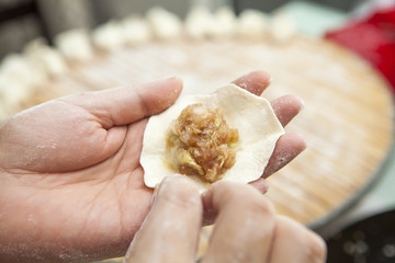 中國(guó)傳統(tǒng)包餃子