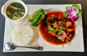 紅燒牛肉套飯
