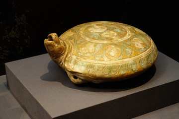 三彩刻劃花石榴紋陶龜形壺