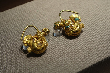 摩羯形金耳環(huán)