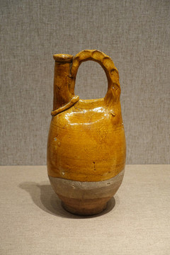 黃釉提梁雞冠壺