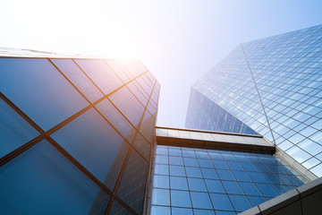 仰視現(xiàn)代建筑辦公大樓