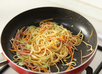炒火腿腸面