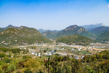 藍(lán)天下群山環(huán)繞的鄉(xiāng)村