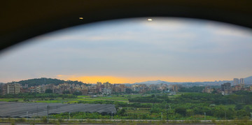 車(chē)窗外的夕陽(yáng)