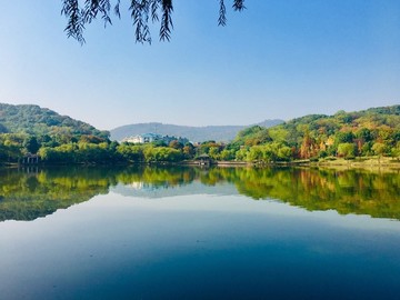 湖南大學(xué)城桃子湖畔