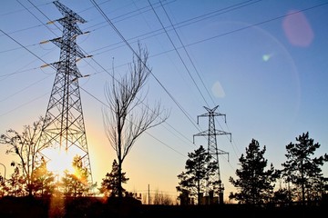 夕陽電塔電線