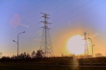 夕陽電塔電線
