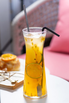 異國(guó)水果茶