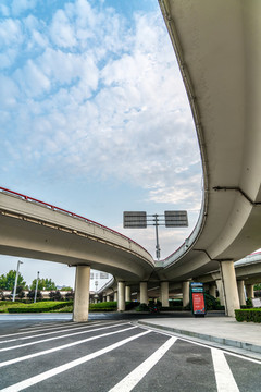 繁華的公路上空無(wú)一人