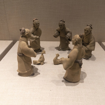 古人圍觀斗雞場(chǎng)景泥塑