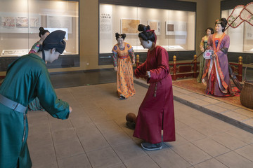 唐三環(huán)女子蹴鞠場景蠟像
