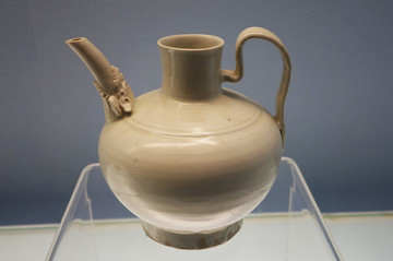 定窯白釉執(zhí)壺