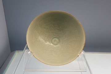 景德鎮(zhèn)窯青白釉刻花牡丹紋碗