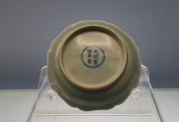 景德鎮(zhèn)窯青釉葵瓣形盤