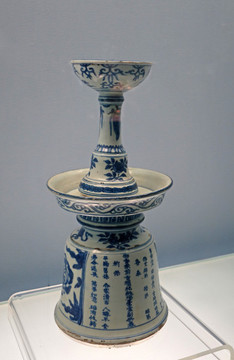 景德鎮(zhèn)窯青花團(tuán)龍紋燭臺(tái)