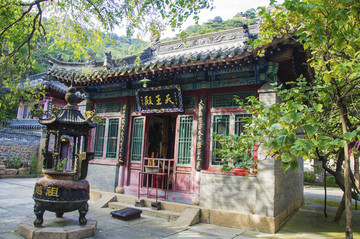 千山祖越寺天王殿與香爐