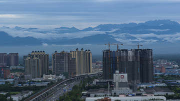 在成都看遠(yuǎn)處的雪山