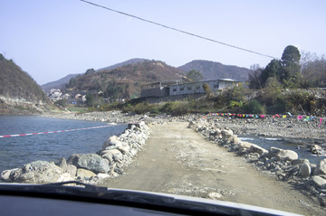 川陜甘三省交界土公路