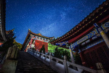 寺院星空