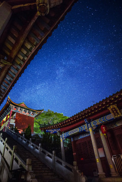寺院星空