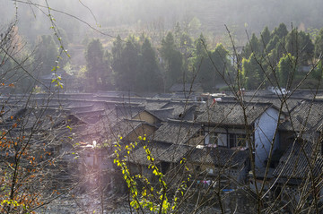 遙遠(yuǎn)的小山村
