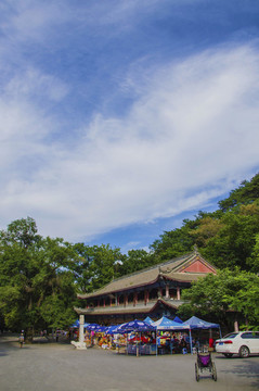 千山無量觀廣場(chǎng)慈福閣與藍(lán)天白云