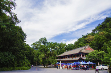 千山無量觀廣場(chǎng)慈福閣與藍(lán)天彩云