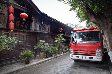 古鎮(zhèn)中的消防車