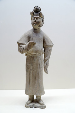 男裝女立俑