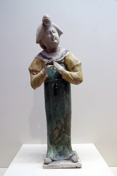 三彩陶女俑
