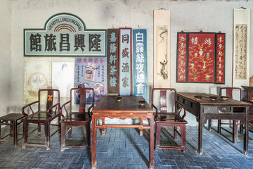 舊時(shí)牌匾和家具